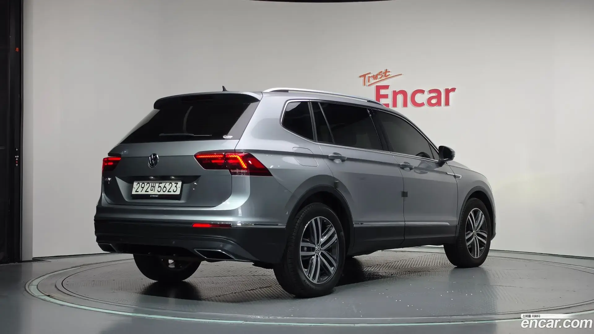 Main__Slider__Photo:Tiguan Volkswagen 2020.9-1