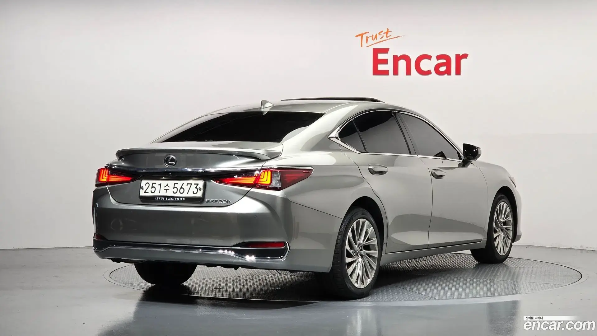 Main__Slider__Photo:ES Lexus 2023.10-1