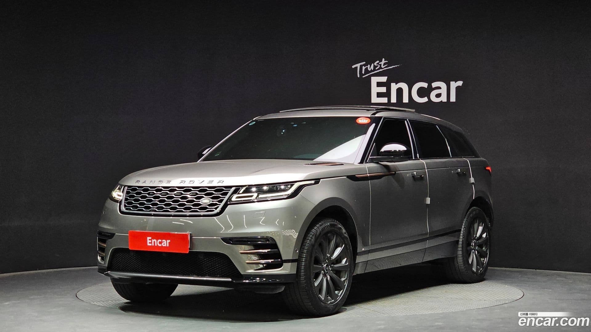 Main__Slider__Photo:Range Rover Velar Land Rover 2018.5-0