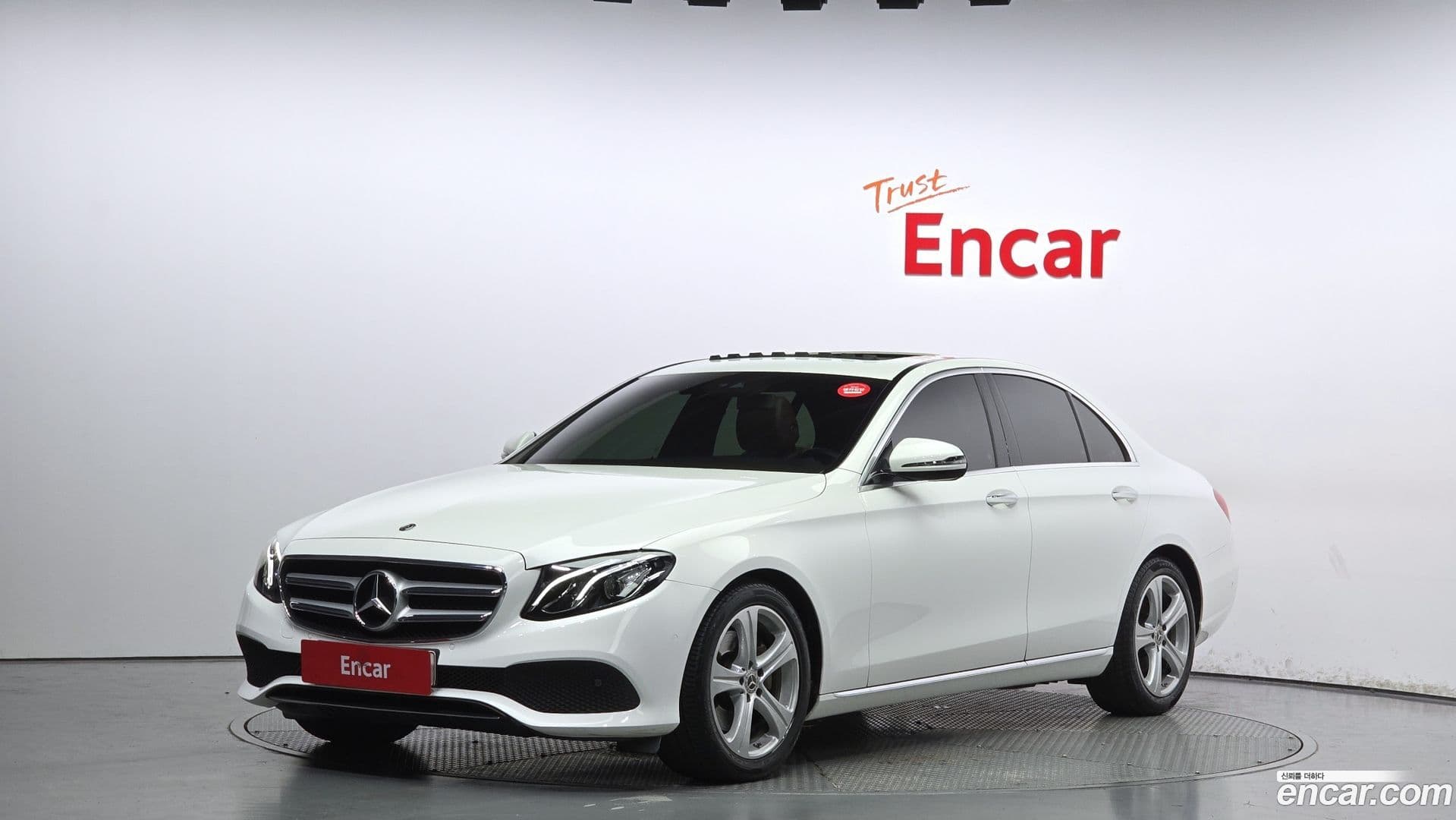 Main__Slider__Photo:E-Class Mercedes-Benz 2018.5-0