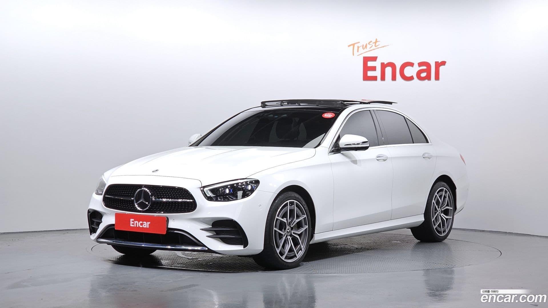 Main__Slider__Photo:E-Class Mercedes-Benz 2023.7-0