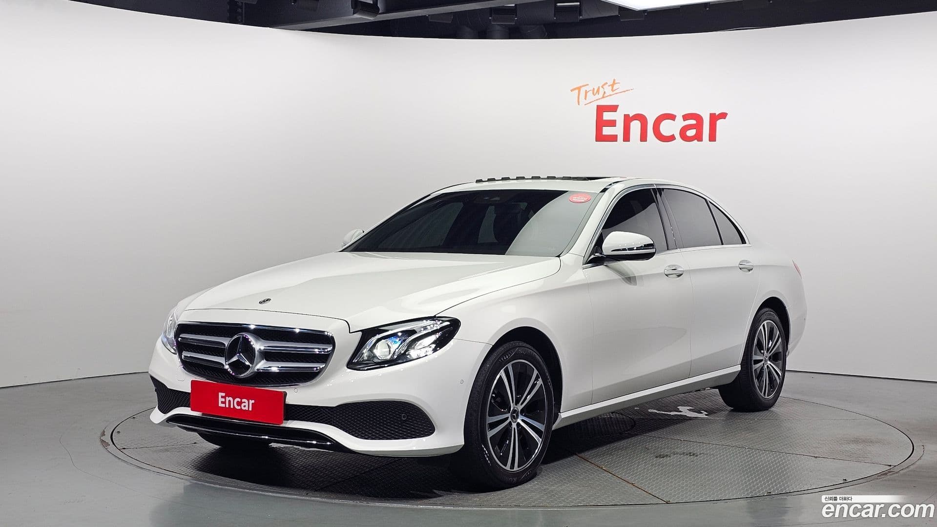 Main__Slider__Photo:E-Class Mercedes-Benz 2020.3-0