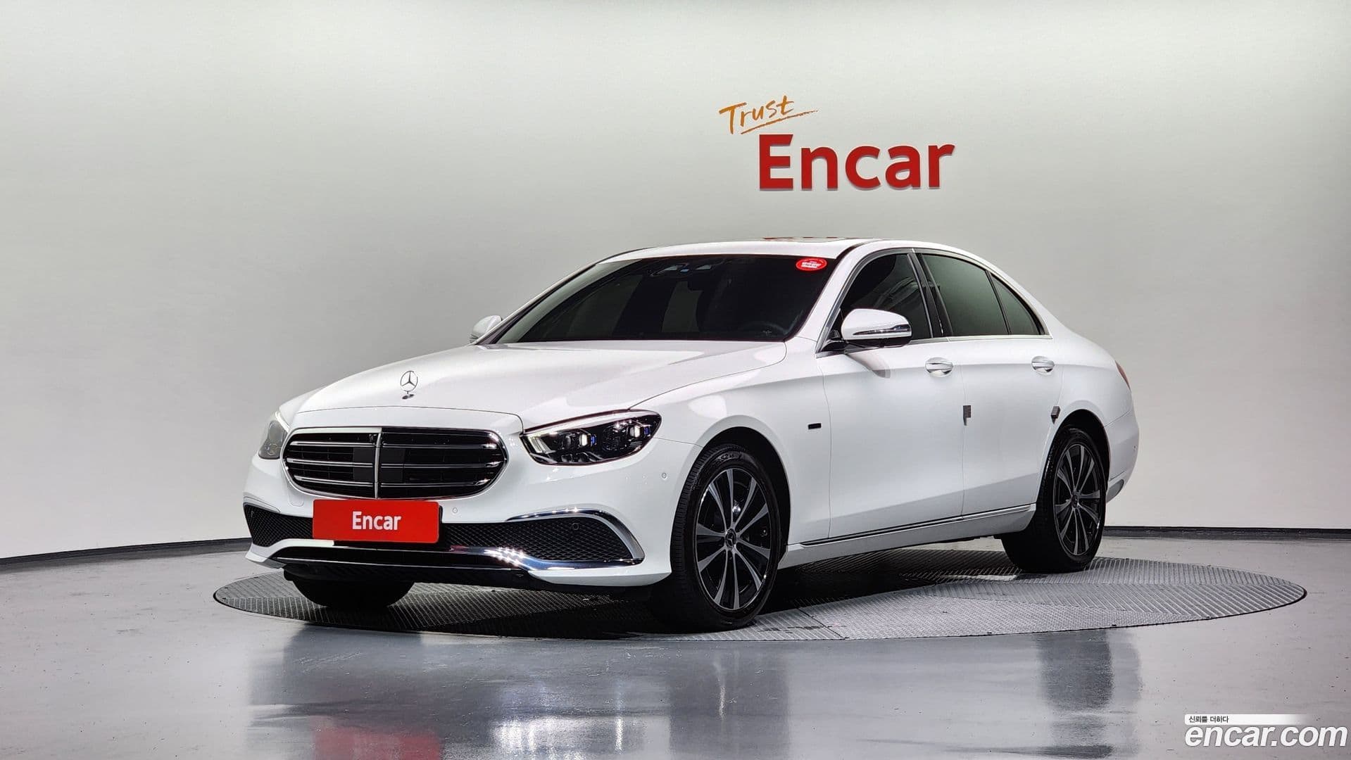 Main__Slider__Photo:E-Class Mercedes-Benz 2021.0-0