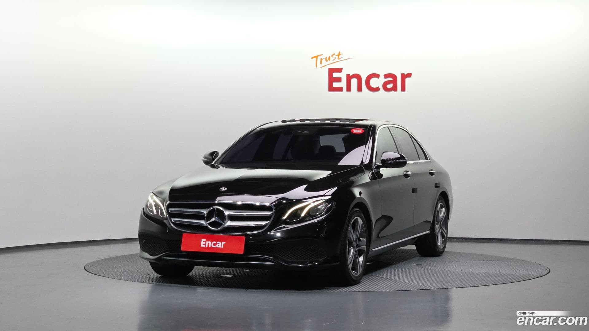 Main__Slider__Photo:E-Class Mercedes-Benz 2019.5-0
