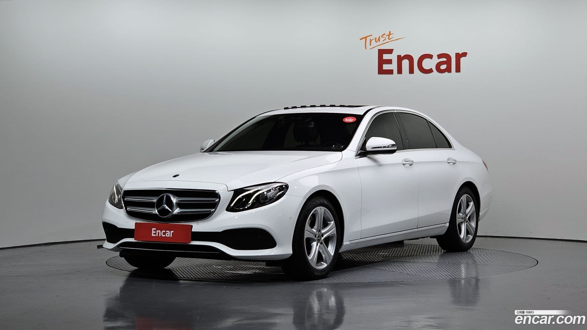 Main__Slider__Photo:E-Class Mercedes-Benz 2017.6-0