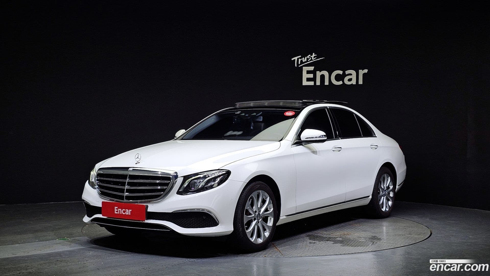 Main__Slider__Photo:E-Class Mercedes-Benz 2016.11-0