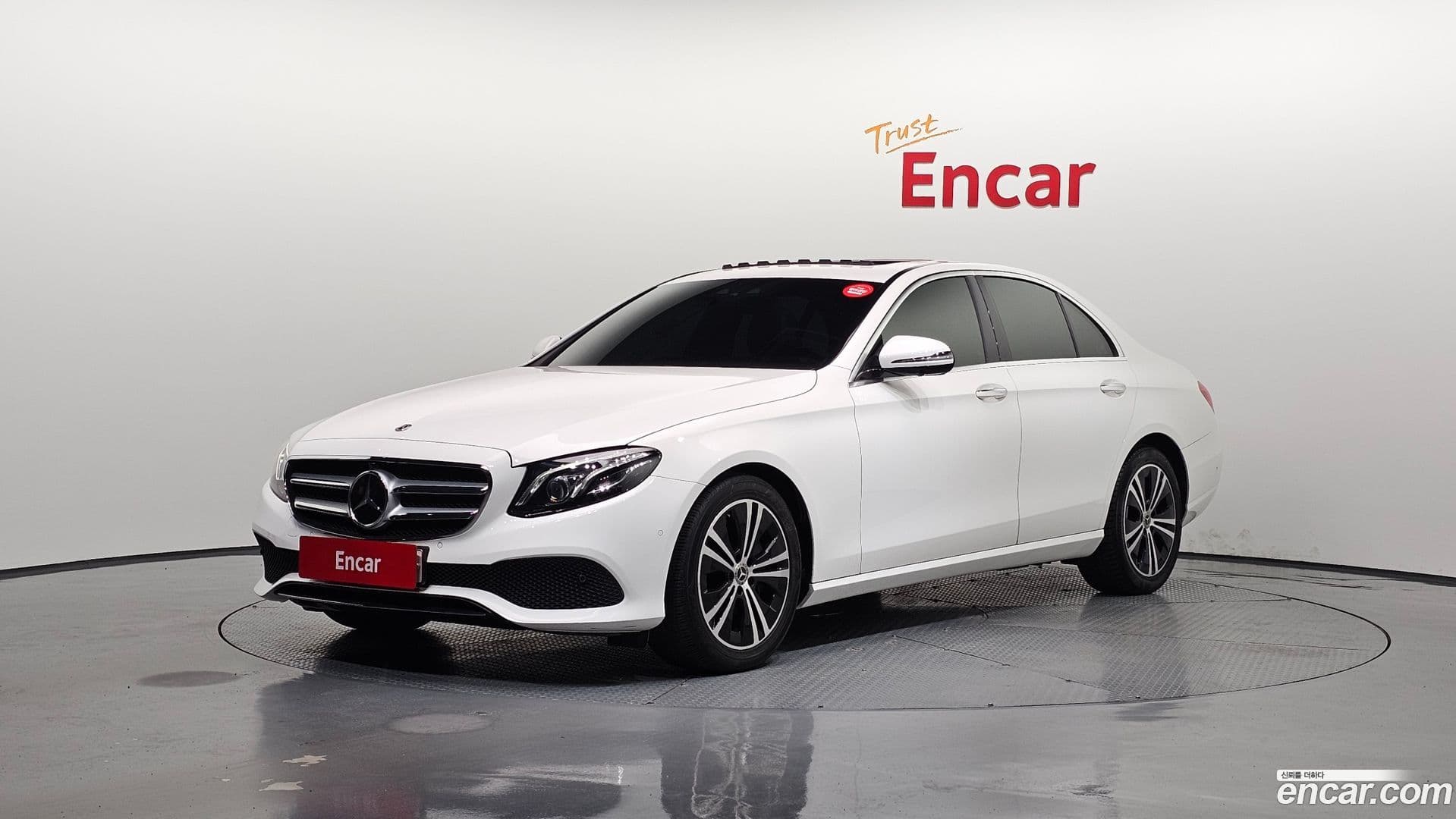 Main__Slider__Photo:E-Class Mercedes-Benz 2020.4-0