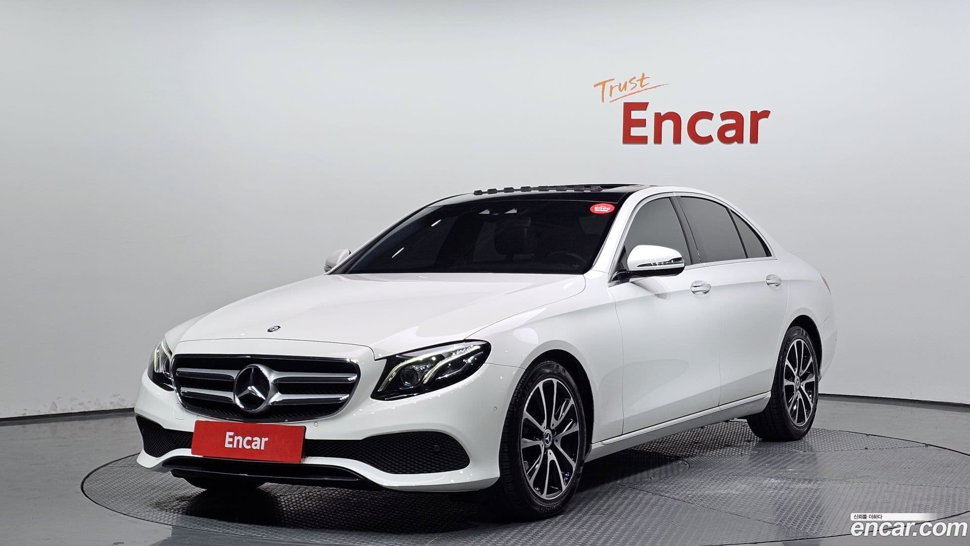 Main__Slider__Photo:E-Class Mercedes-Benz 2016.10-0