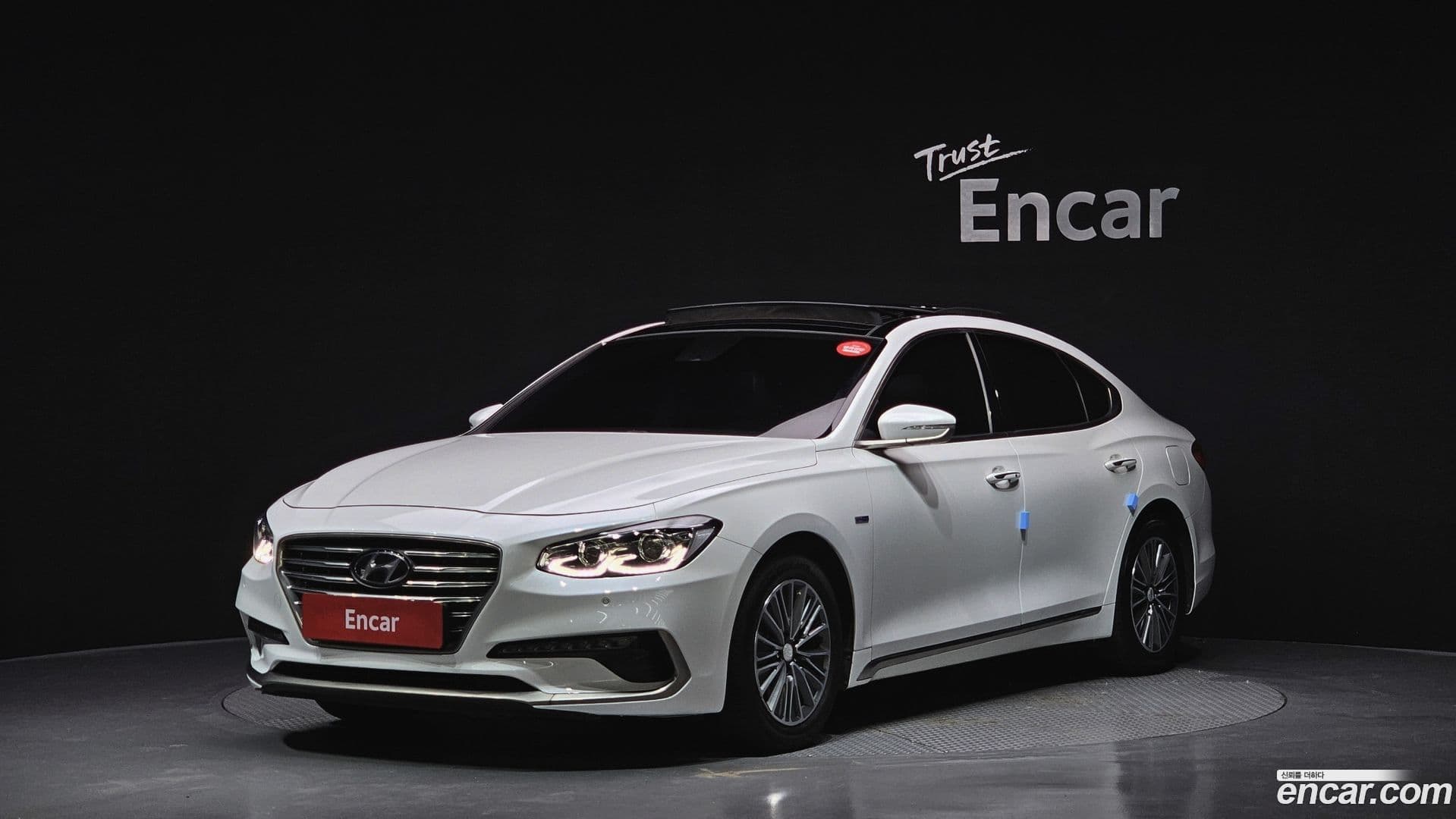 Main__Slider__Photo:Grandeur Hyundai 2018.8-0