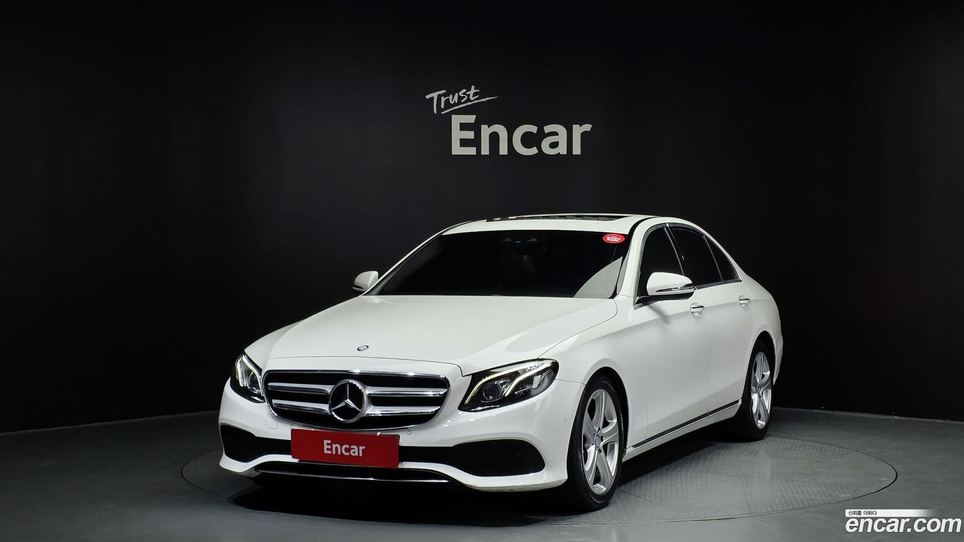 Main__Slider__Photo:E-Class Mercedes-Benz 2017.0-0
