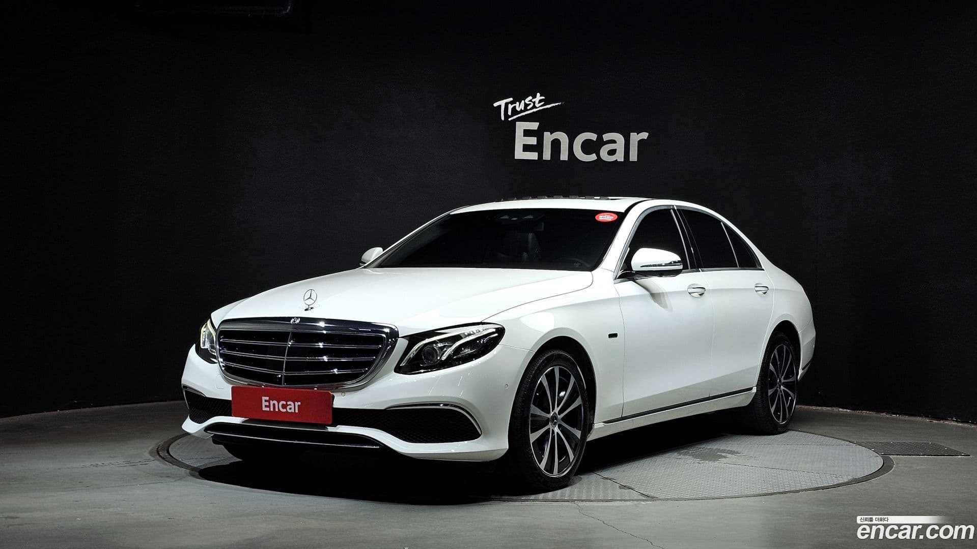 Main__Slider__Photo:E-Class Mercedes-Benz 2020.6-0