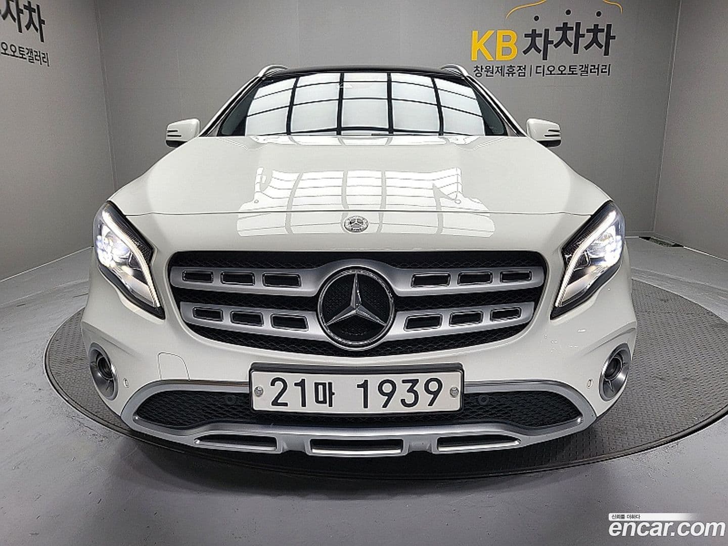 Main__Slider__Photo:GLA-Class Mercedes-Benz 2019.3-0
