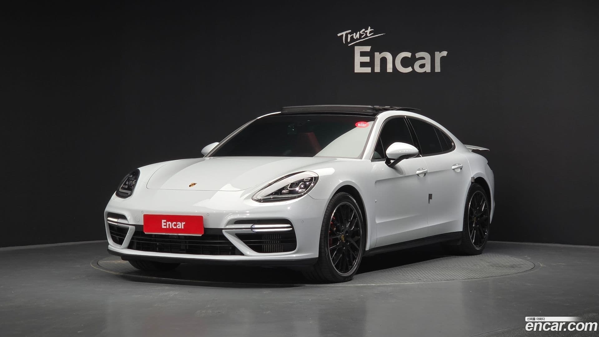 Main__Slider__Photo:Panamera Porsche 2017.11-0