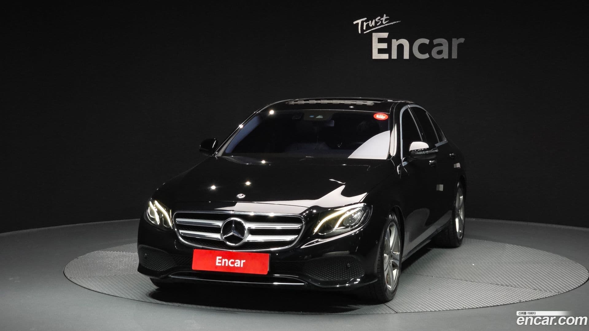 Main__Slider__Photo:E-Class Mercedes-Benz 2018.2-0