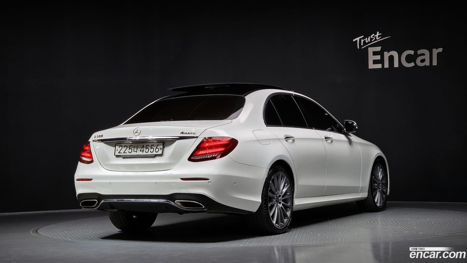 Main__Slider__Photo:E-Class Mercedes-Benz 2019.9-0