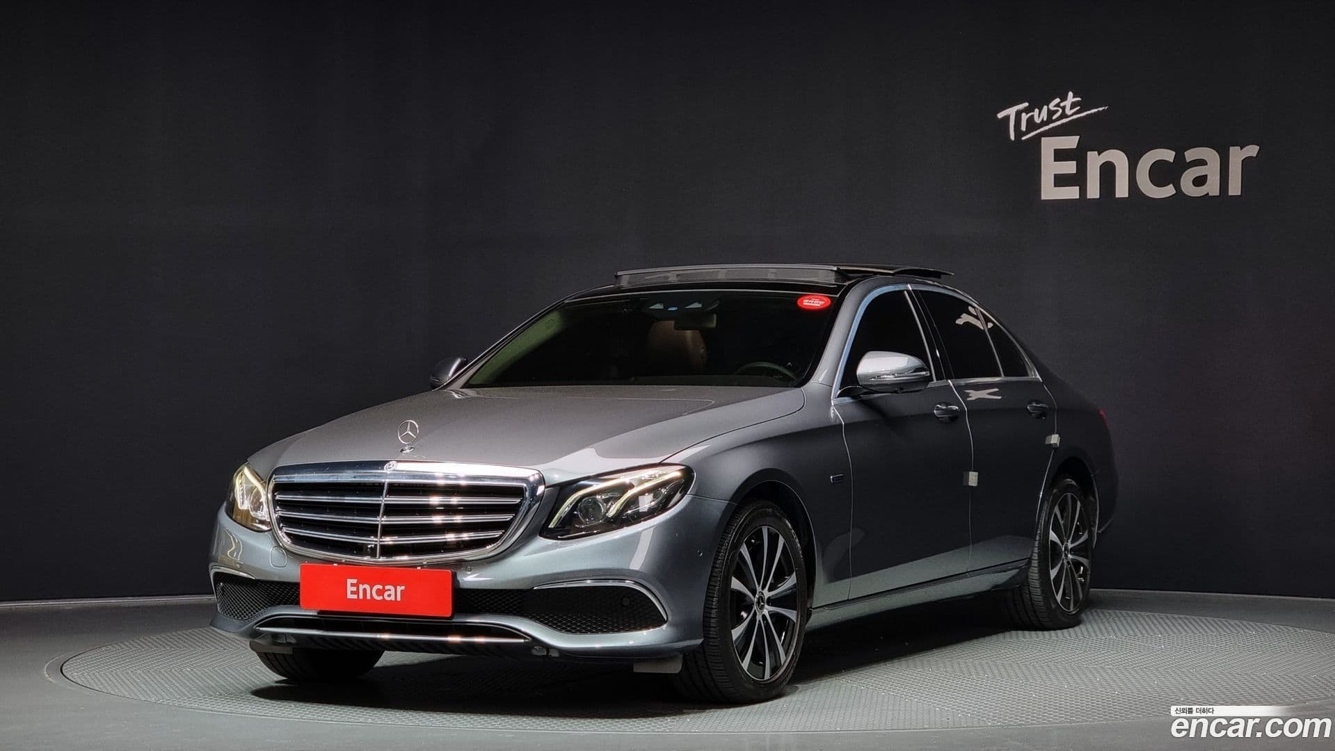 Main__Slider__Photo:E-Class Mercedes-Benz 2019.10-0