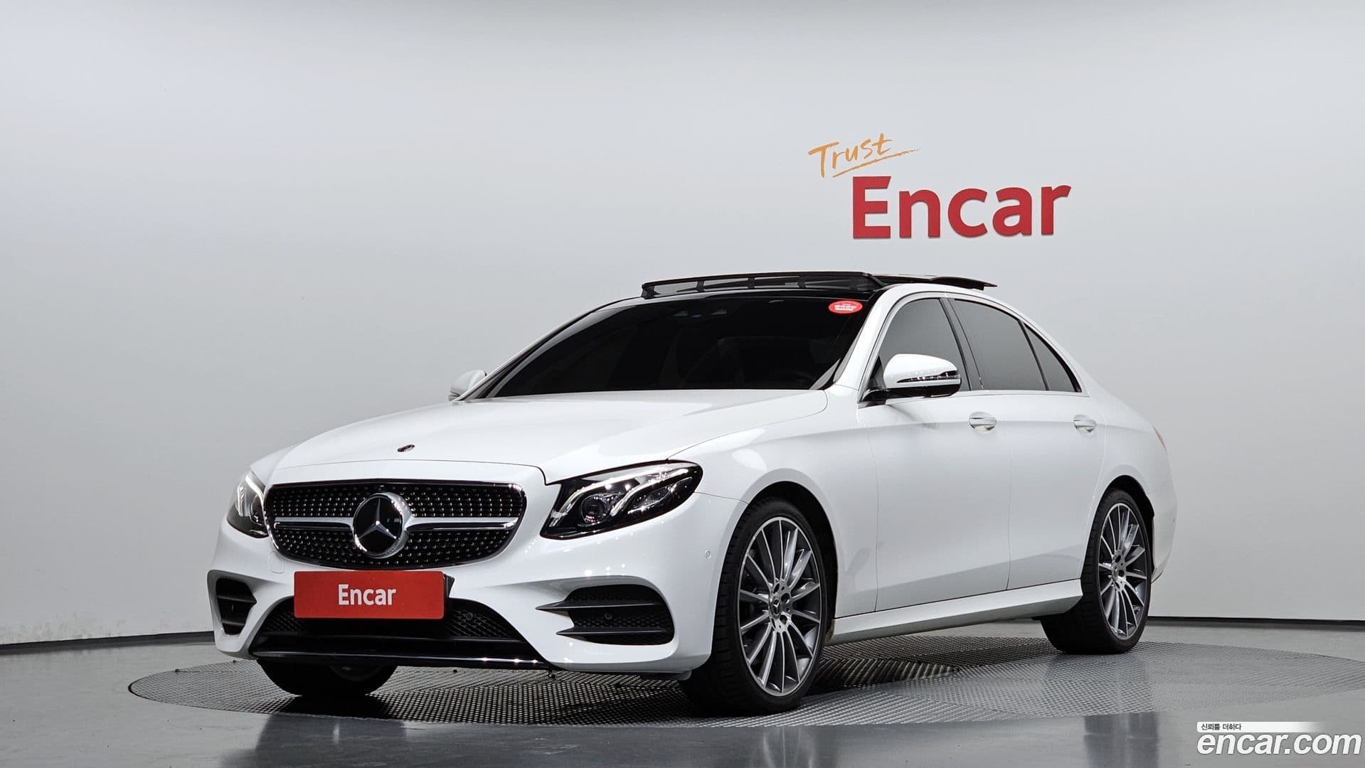 Main__Slider__Photo:E-Class Mercedes-Benz 2019.11-0