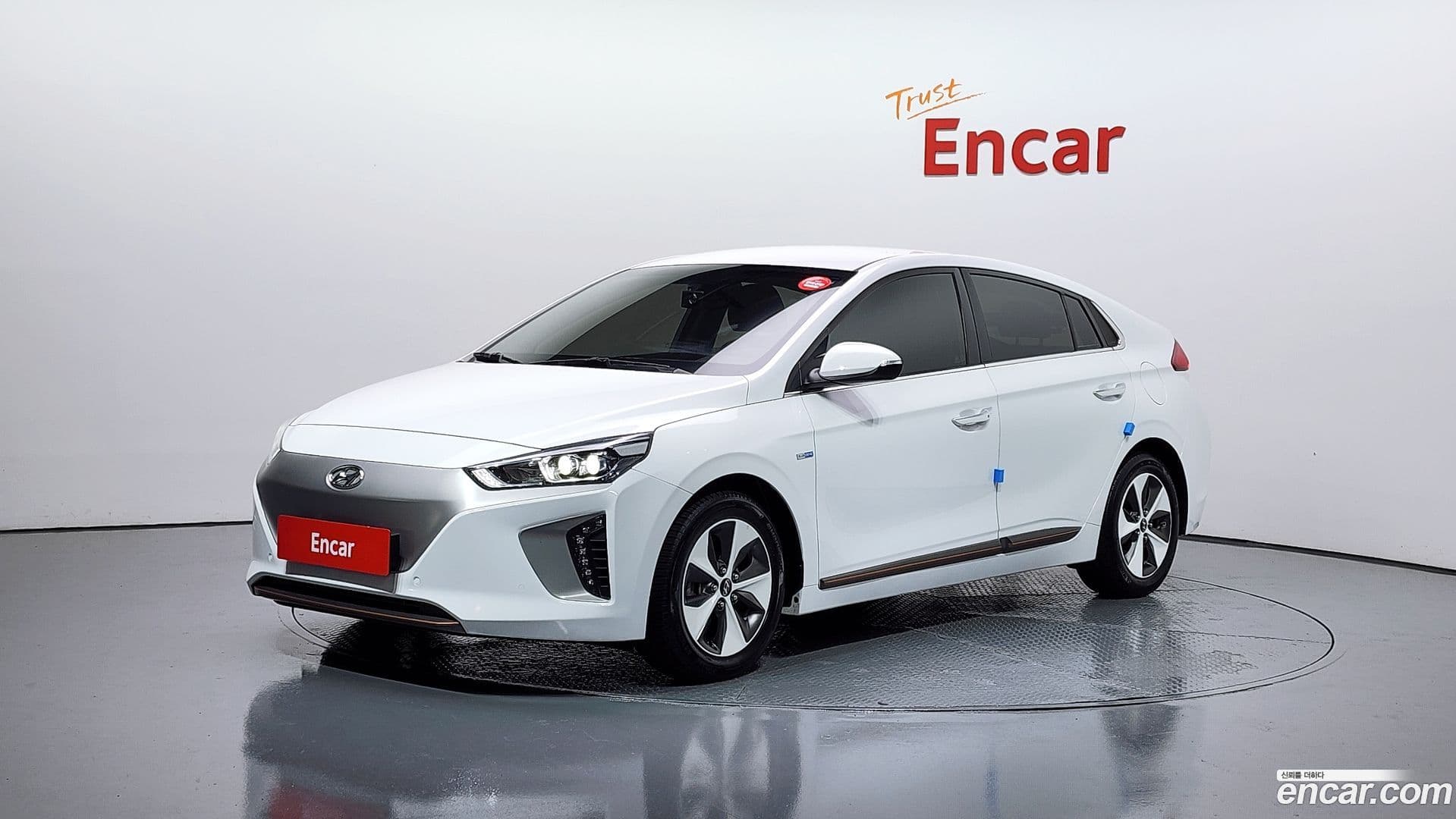 Main__Slider__Photo:Ioniq Hyundai 2017.3-0