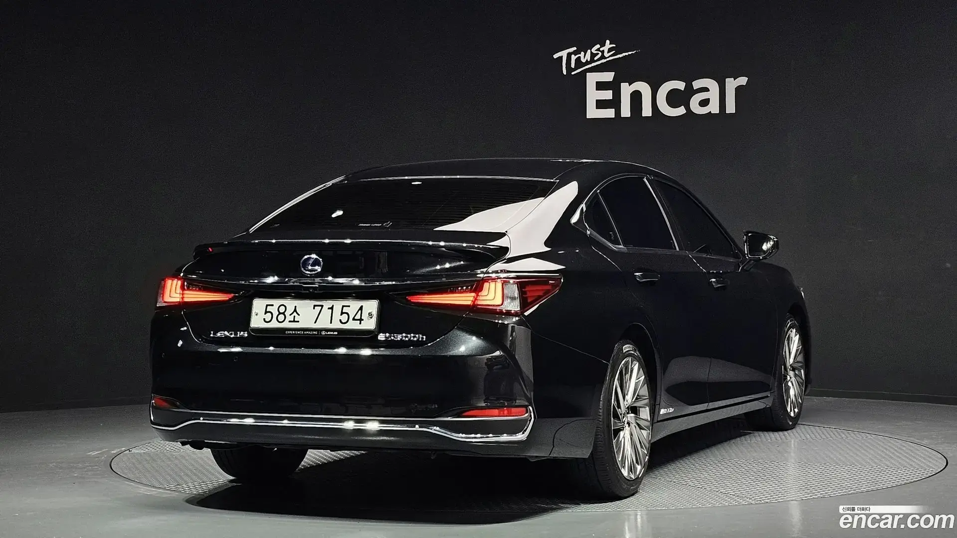 Main__Slider__Photo:ES Lexus 2019.1-1