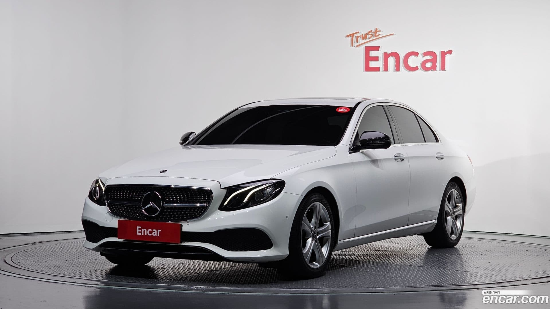 Main__Slider__Photo:E-Class Mercedes-Benz 2018.2-0