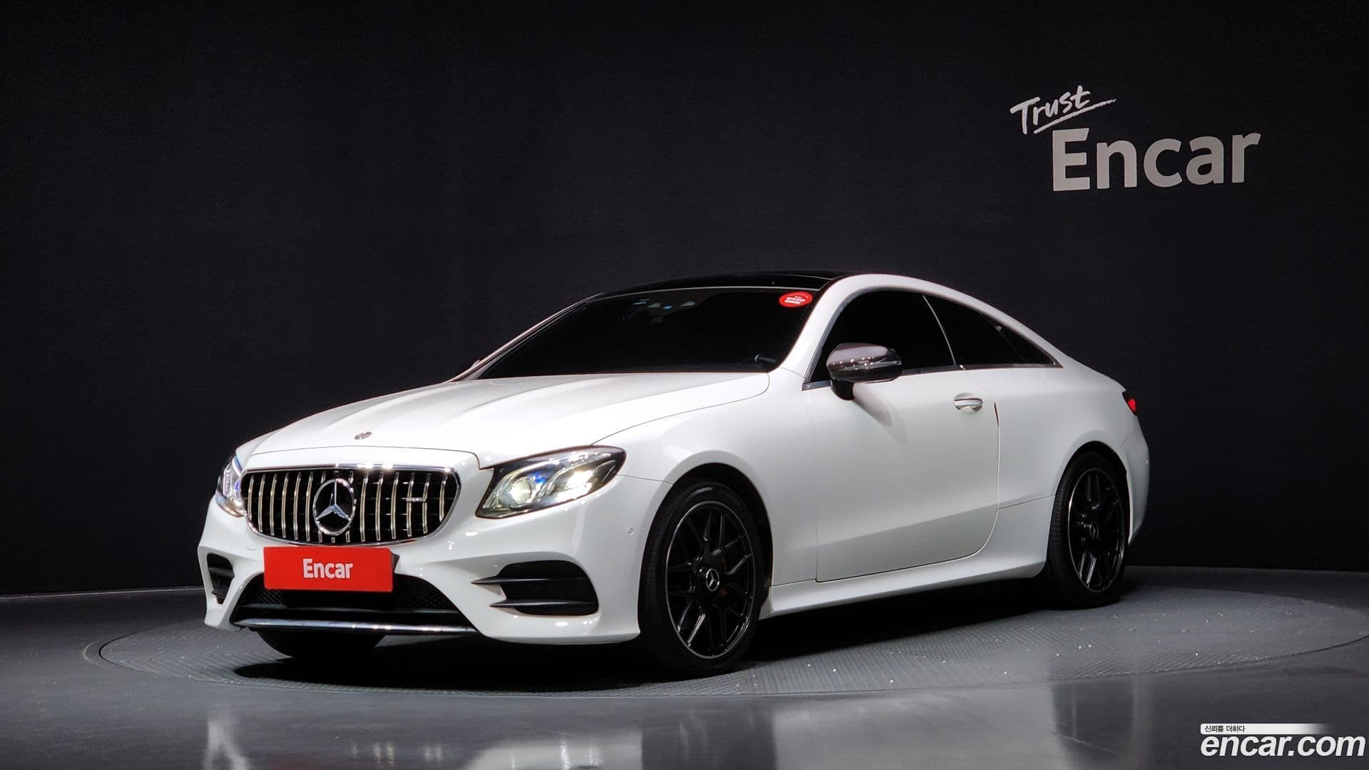Main__Slider__Photo:E-Class Mercedes-Benz 2017.11-0
