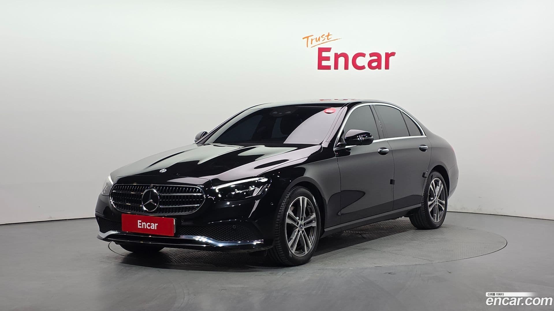 Main__Slider__Photo:E-Class Mercedes-Benz 2023.10-0