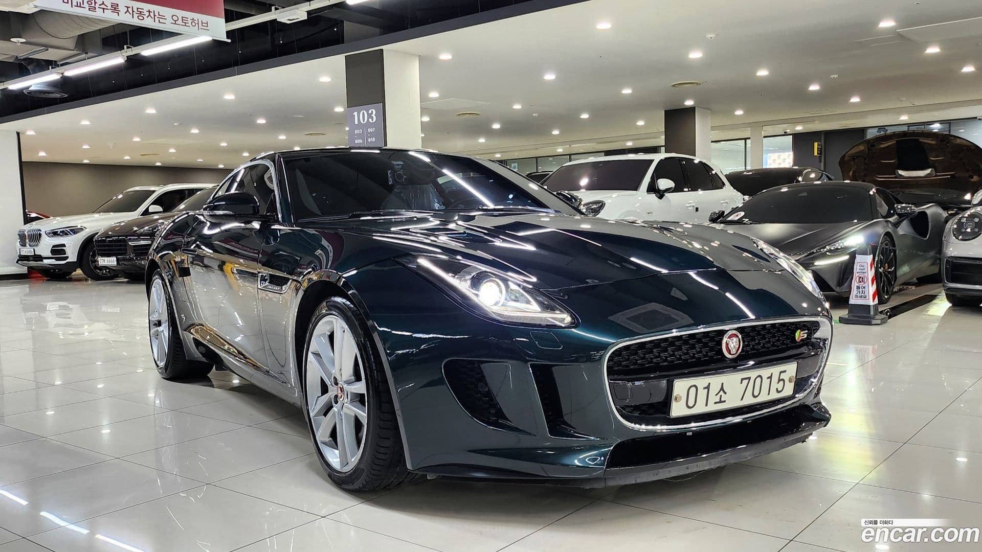Main__Slider__Photo:F-TYPE Jaguar 2017.10-0