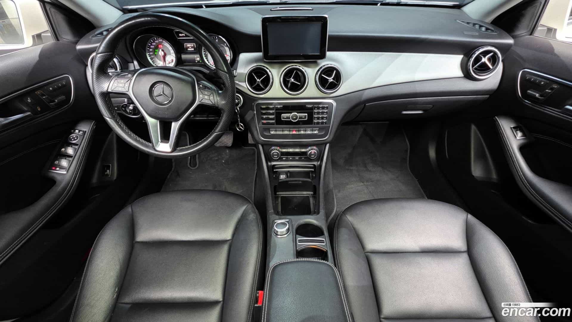GLA-Class Mercedes-Benz 2015.7-INNER-007