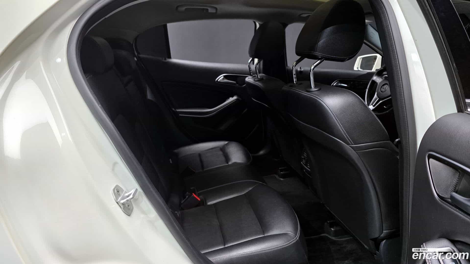 GLA-Class Mercedes-Benz 2015.7-OPTION-016