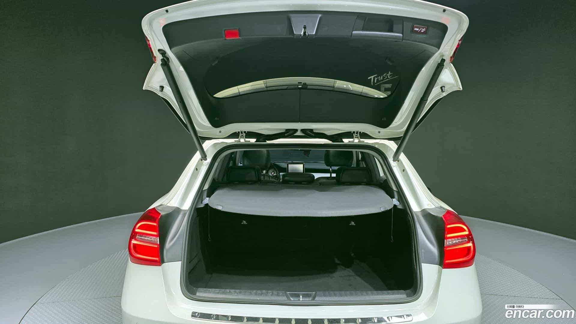 GLA-Class Mercedes-Benz 2015.7-OPTION-024