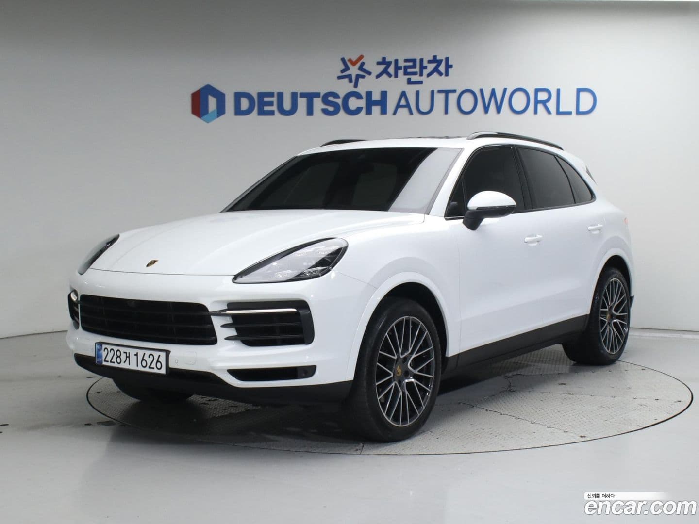 Main__Slider__Photo:Cayenne Porsche 2019.8-0