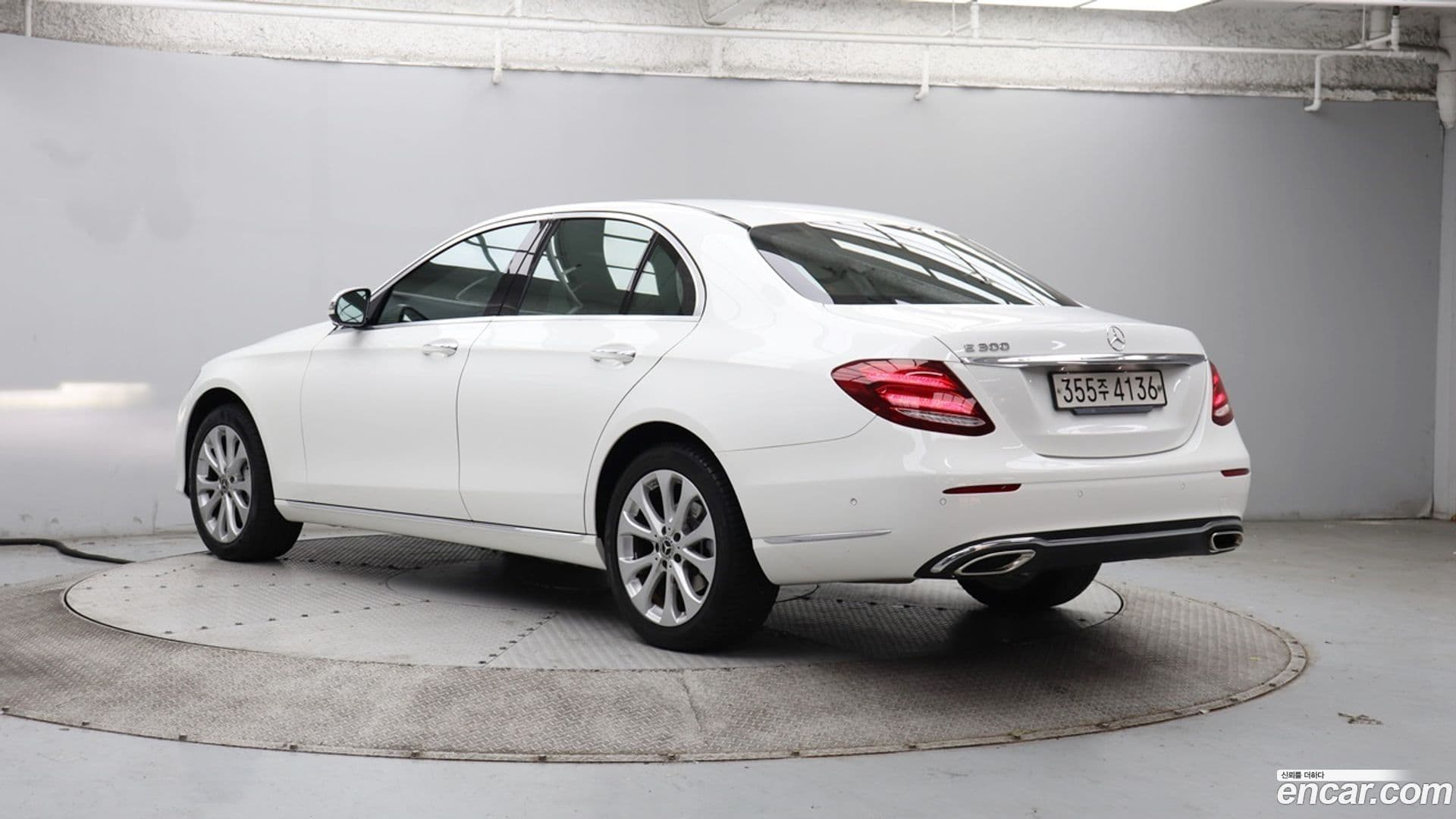 Main__Slider__Photo:E-Class Mercedes-Benz 2017.9-0