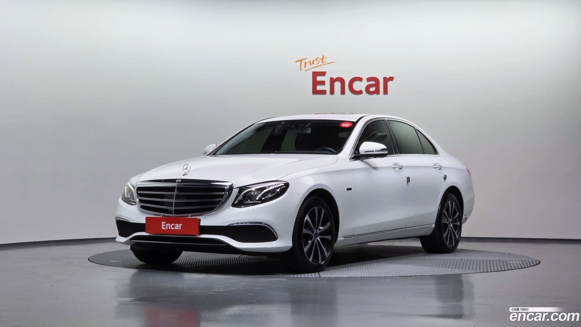 Main__Slider__Photo:E-Class Mercedes-Benz 2020.7-0
