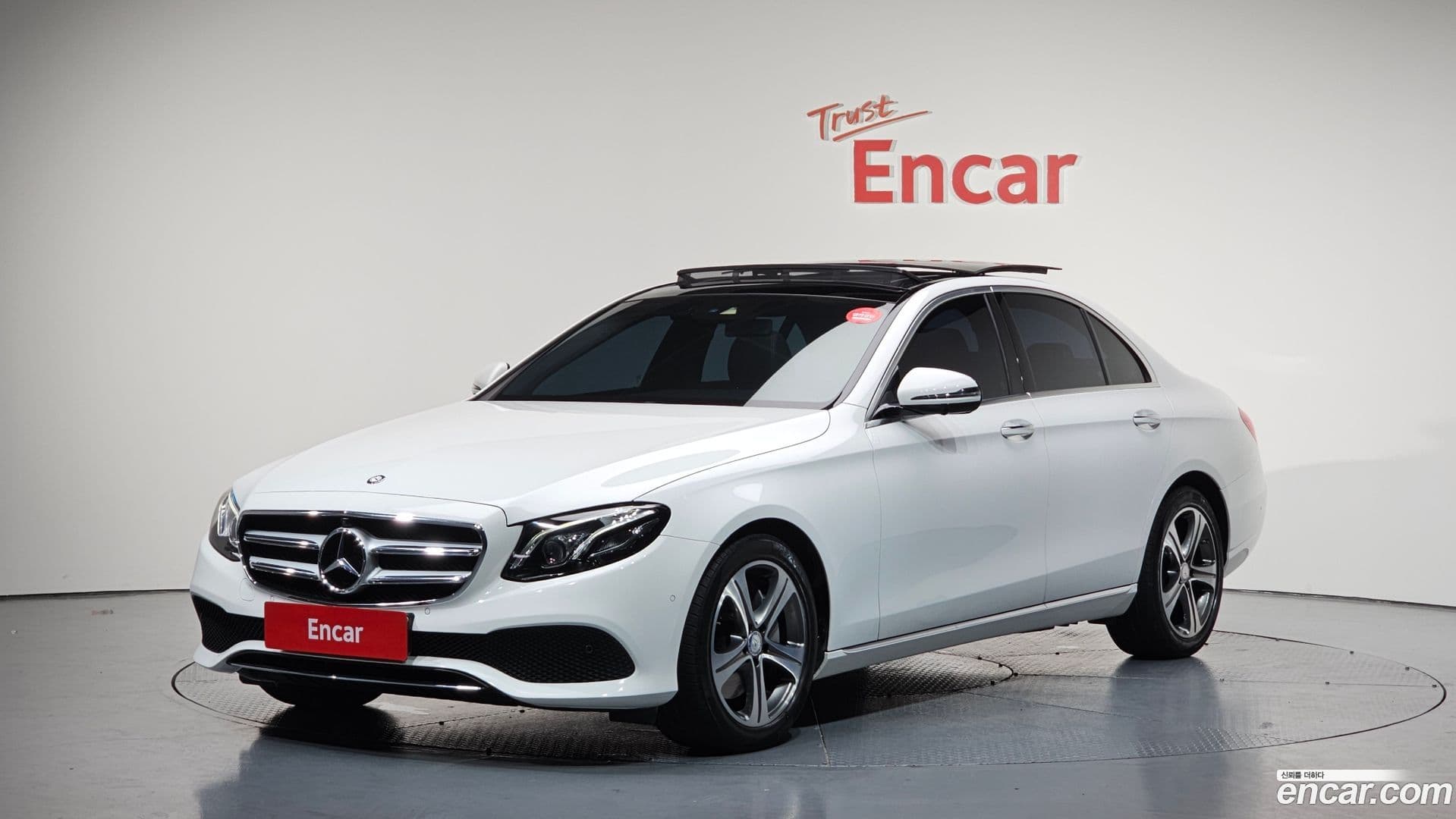 Main__Slider__Photo:E-Class Mercedes-Benz 2016.10-0