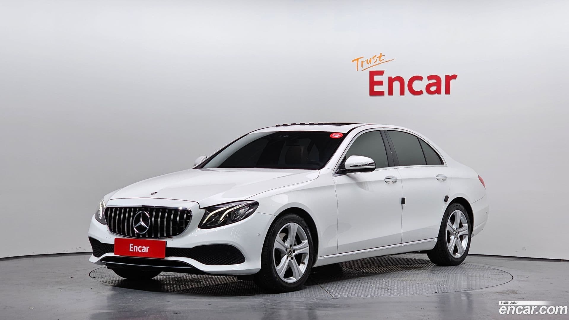 Main__Slider__Photo:E-Class Mercedes-Benz 2018.5-0