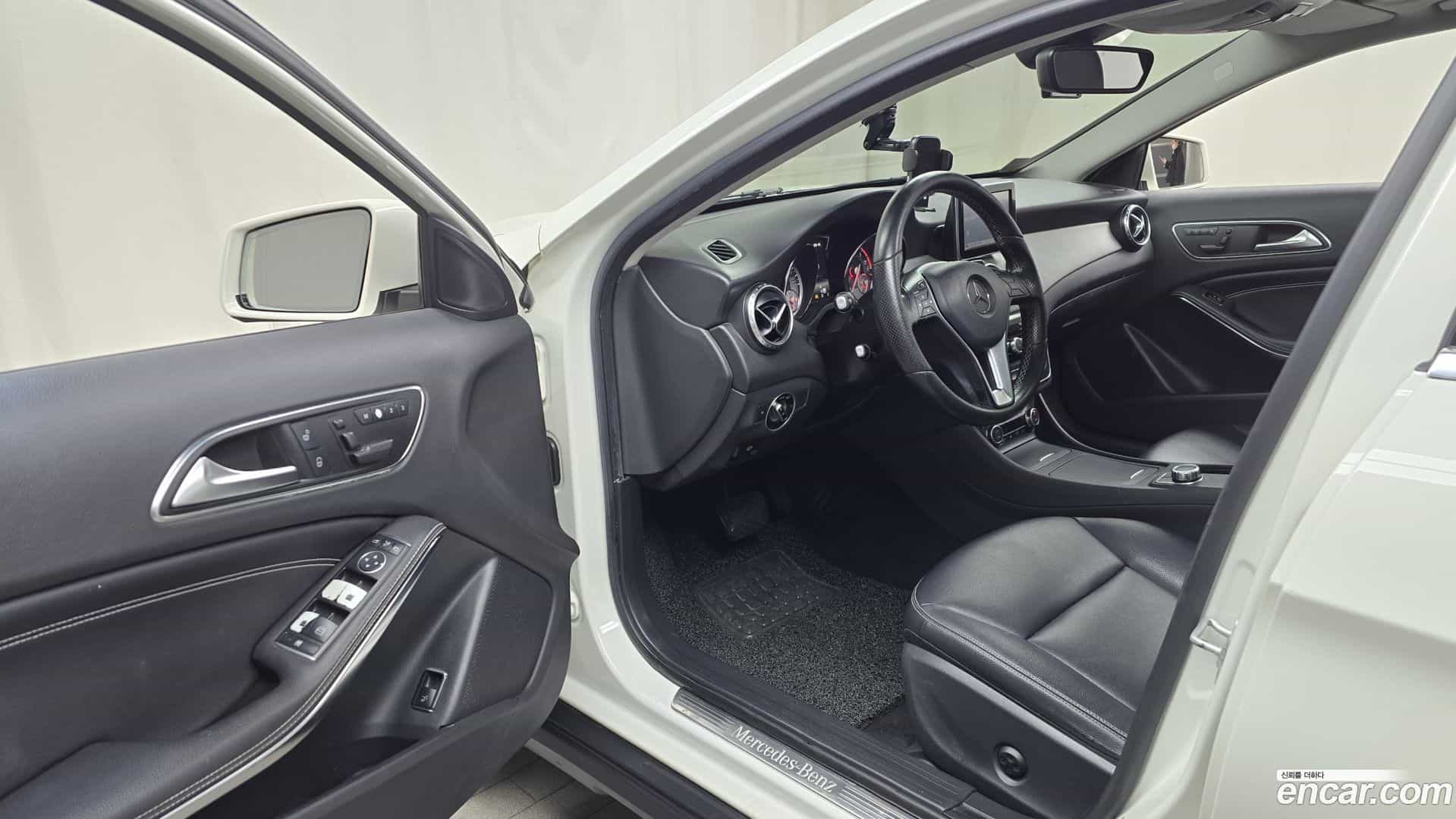 GLA-Class Mercedes-Benz 2015.2-INNER-010