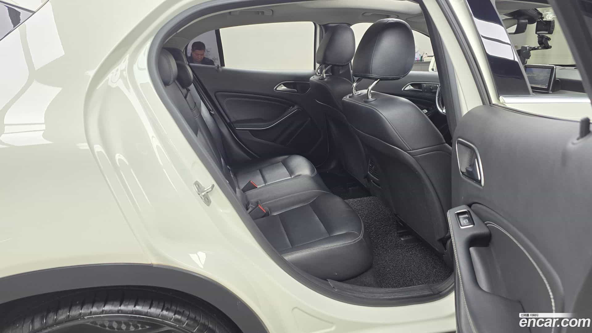 GLA-Class Mercedes-Benz 2015.2-OPTION-016