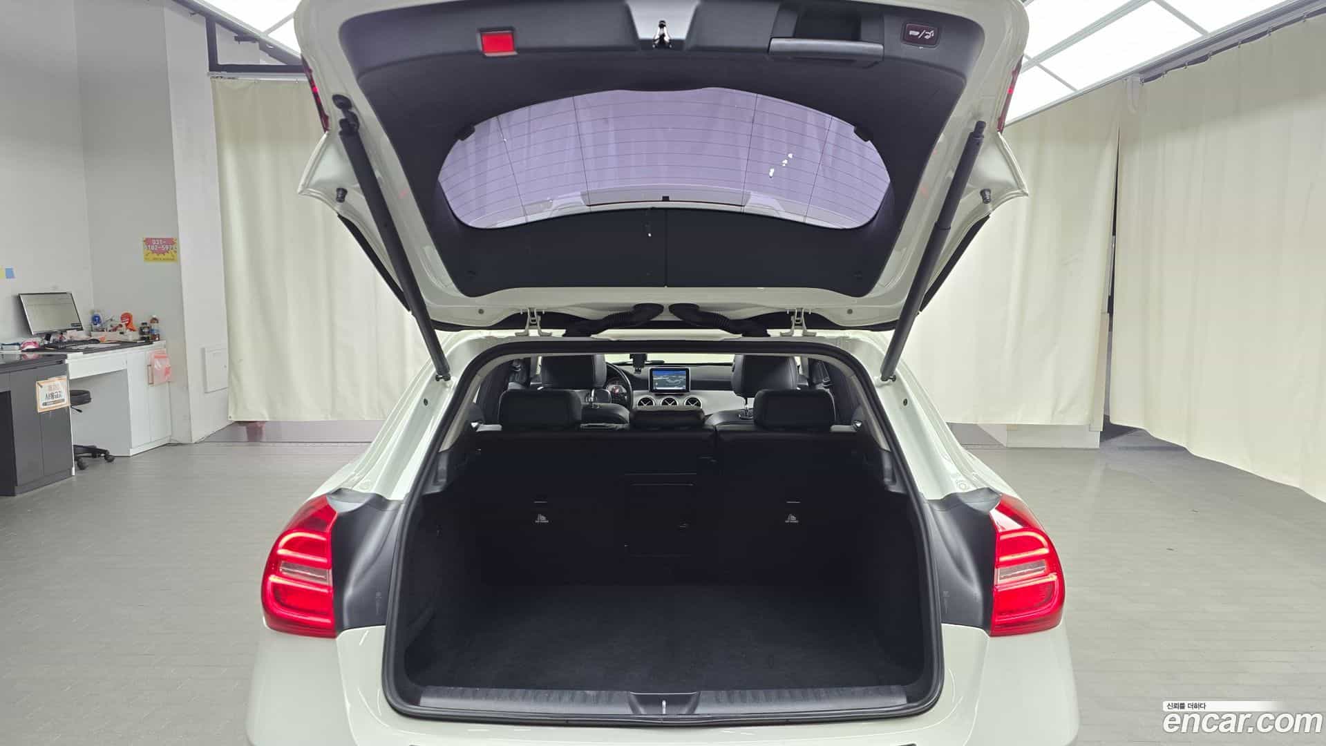 GLA-Class Mercedes-Benz 2015.2-OPTION-024