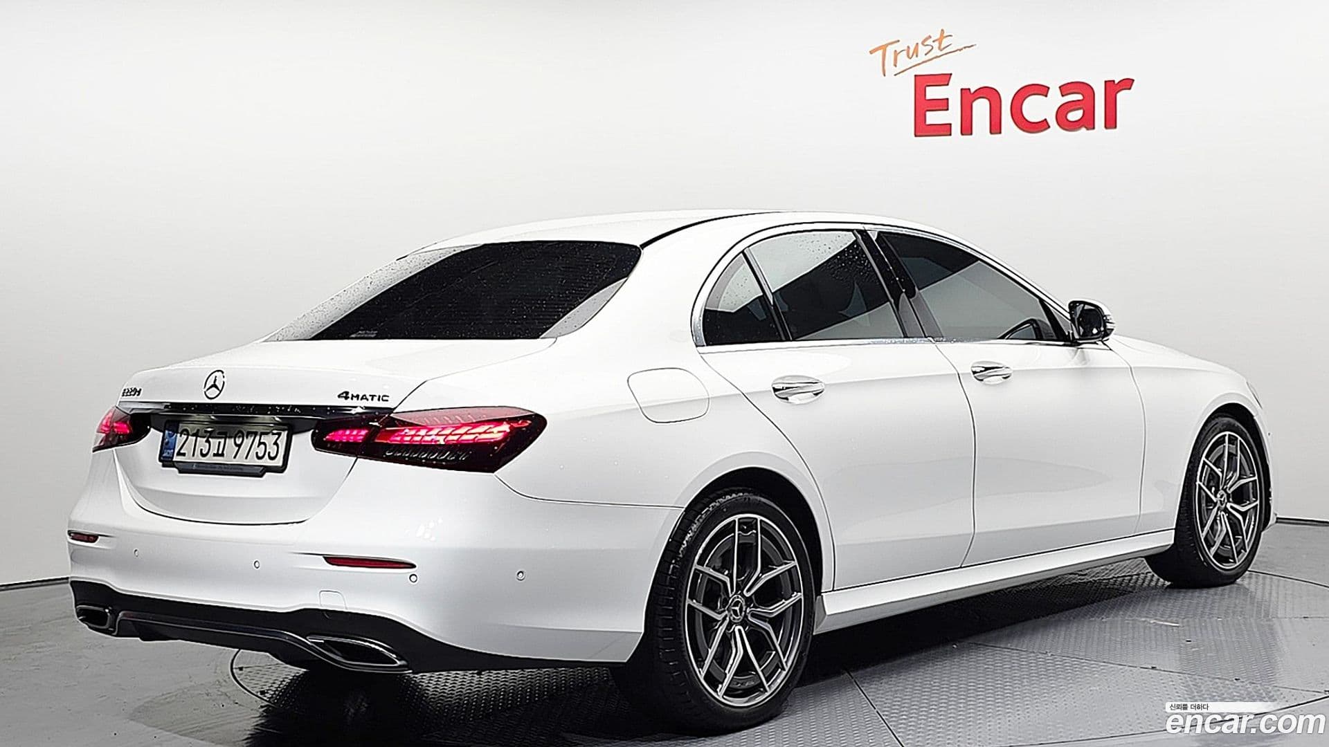 Main__Slider__Photo:E-Class Mercedes-Benz 2021.6-0