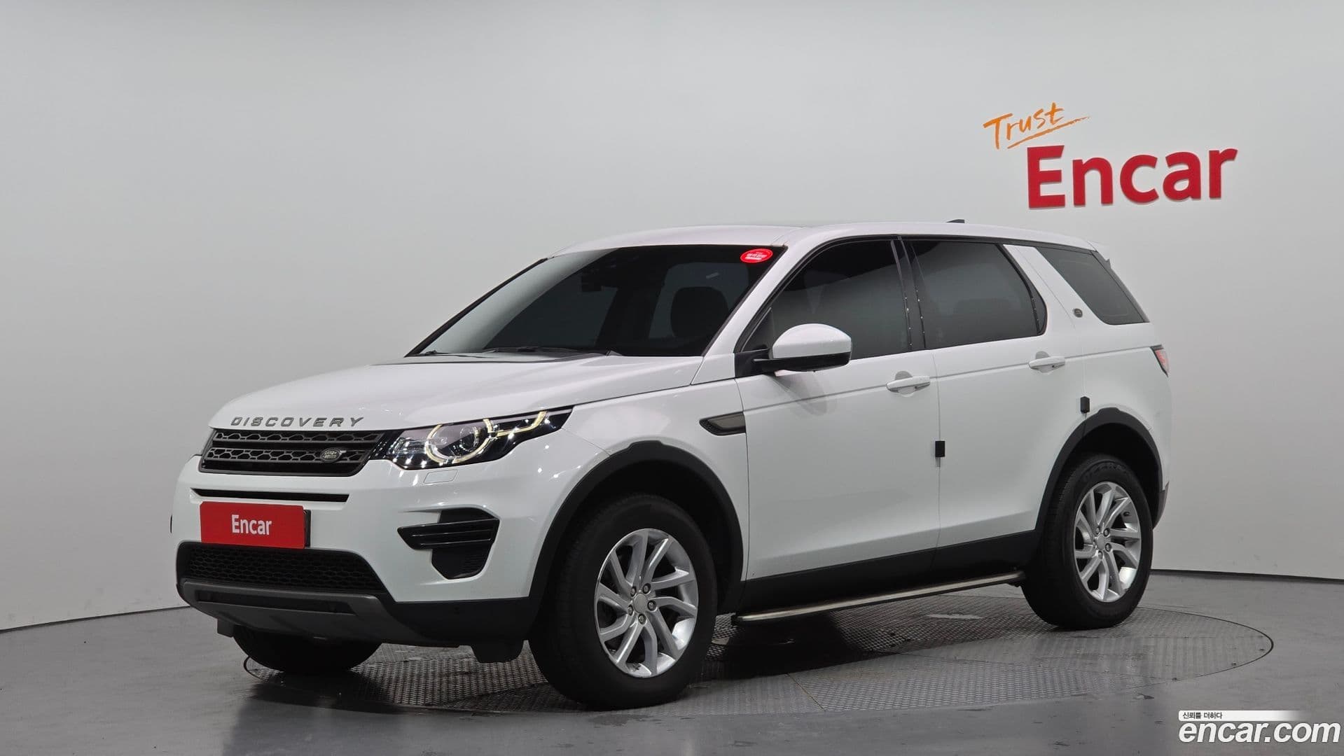 Main__Slider__Photo:Discovery Sport Land Rover 2019.0-0