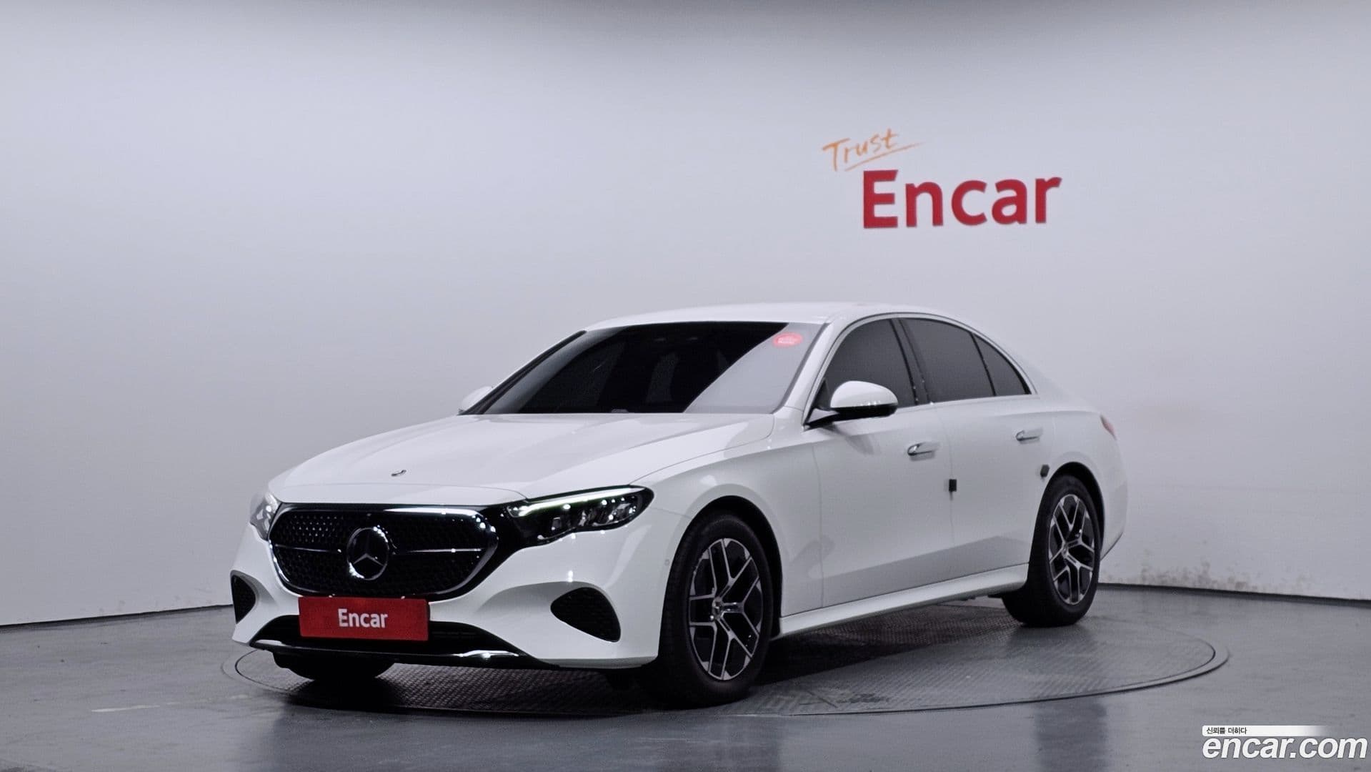 Main__Slider__Photo:E-Class Mercedes-Benz 2024.10-0