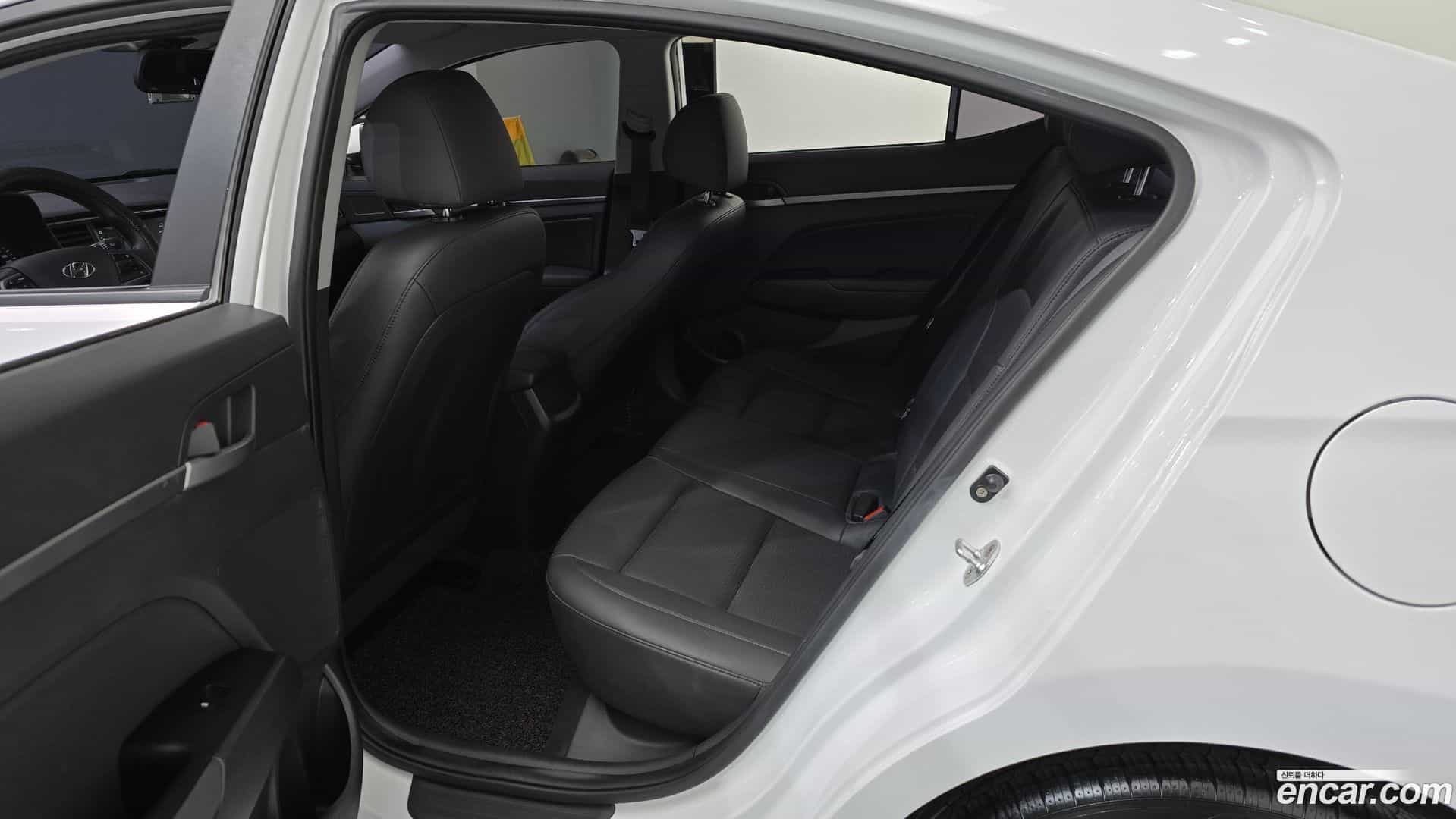 AVANTE Hyundai 2017.10-OPTION-015