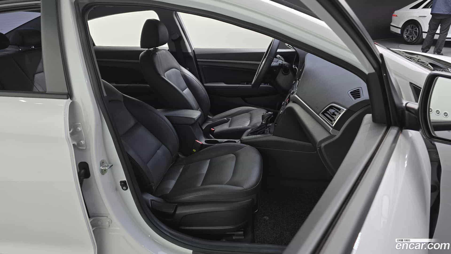 AVANTE Hyundai 2017.10-OPTION-016