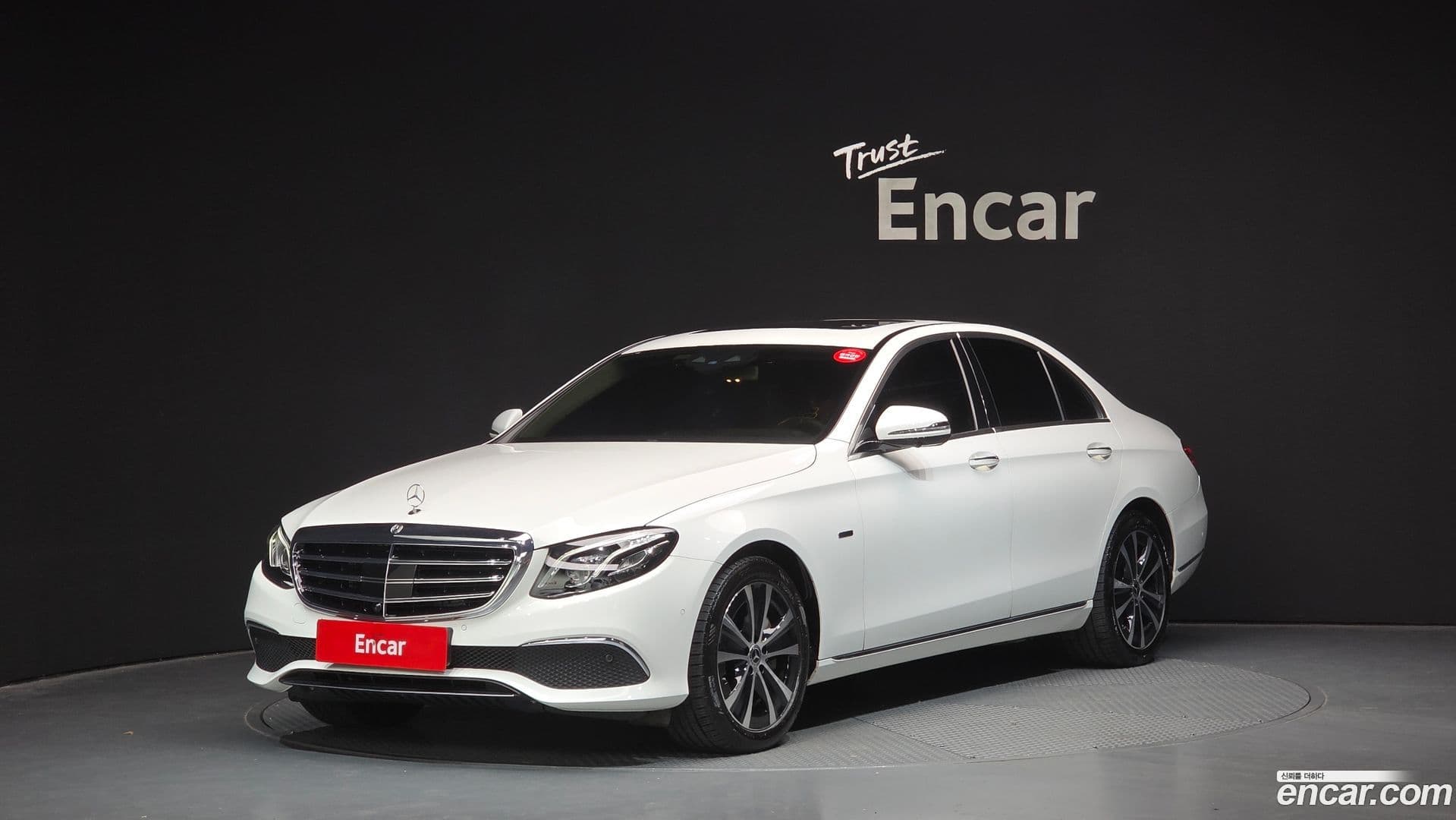 Main__Slider__Photo:E-Class Mercedes-Benz 2020.3-0