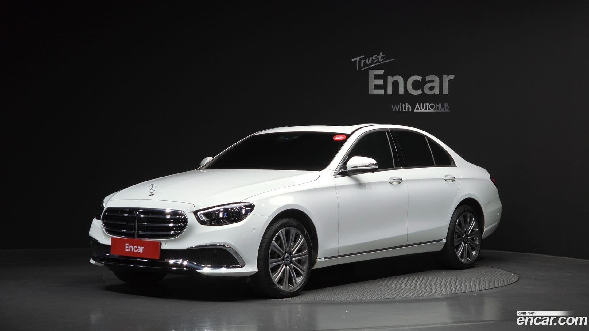 Main__Slider__Photo:E-Class Mercedes-Benz 2023.8-0