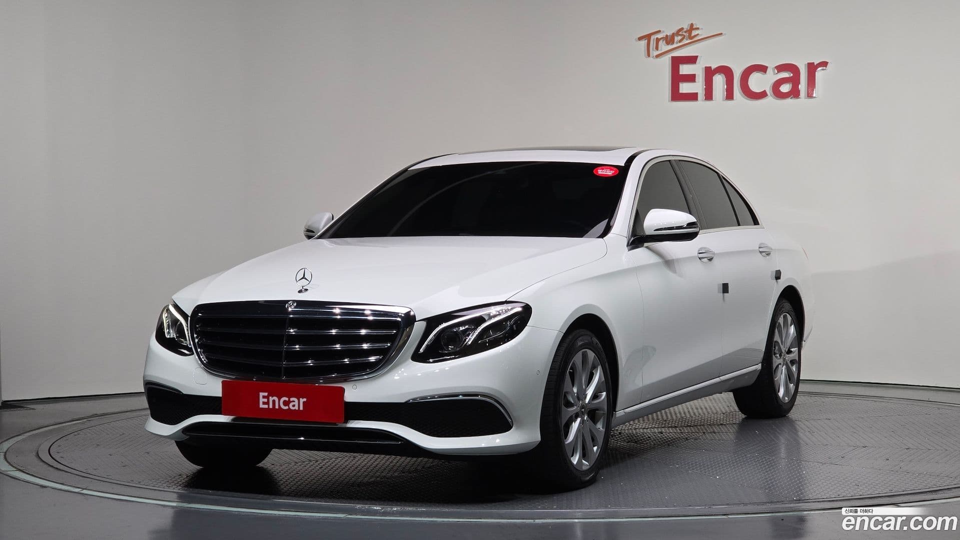 Main__Slider__Photo:E-Class Mercedes-Benz 2020.8-0