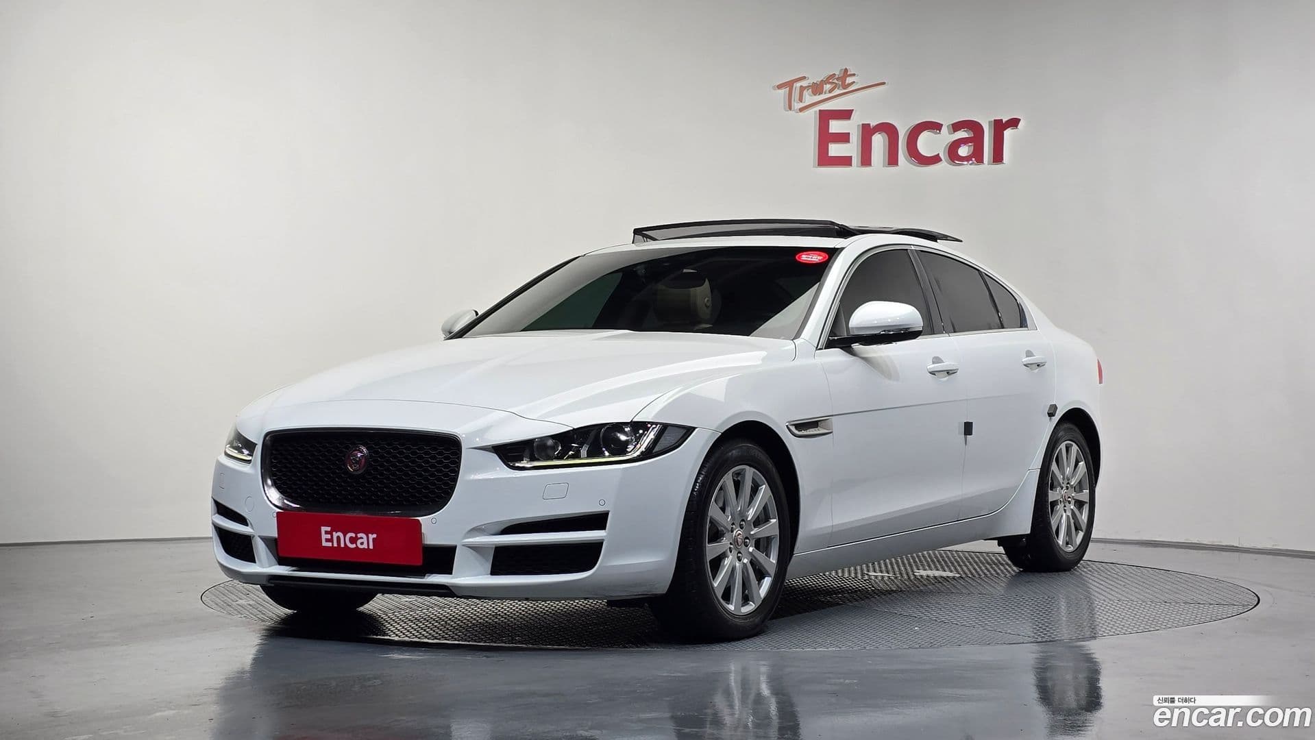Main__Slider__Photo:XE Jaguar 2019.2-0