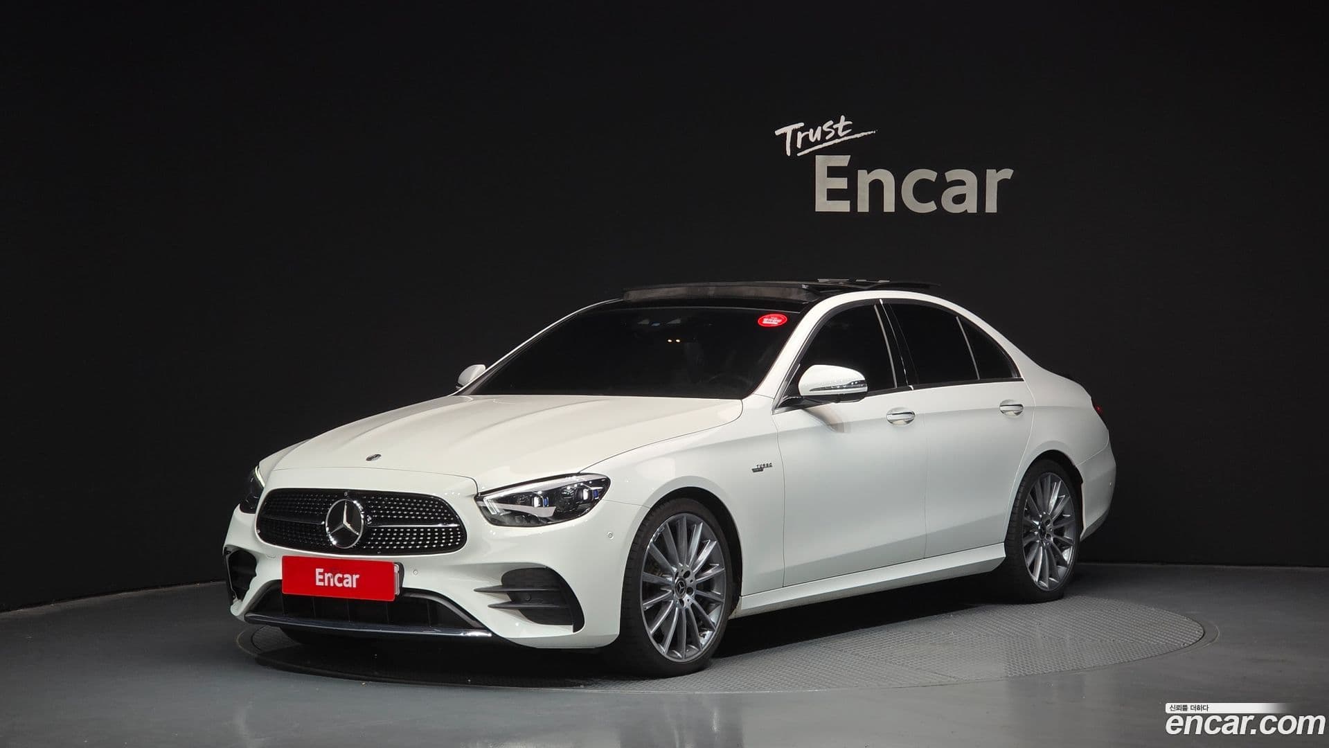 Main__Slider__Photo:E-Class Mercedes-Benz 2021.0-0