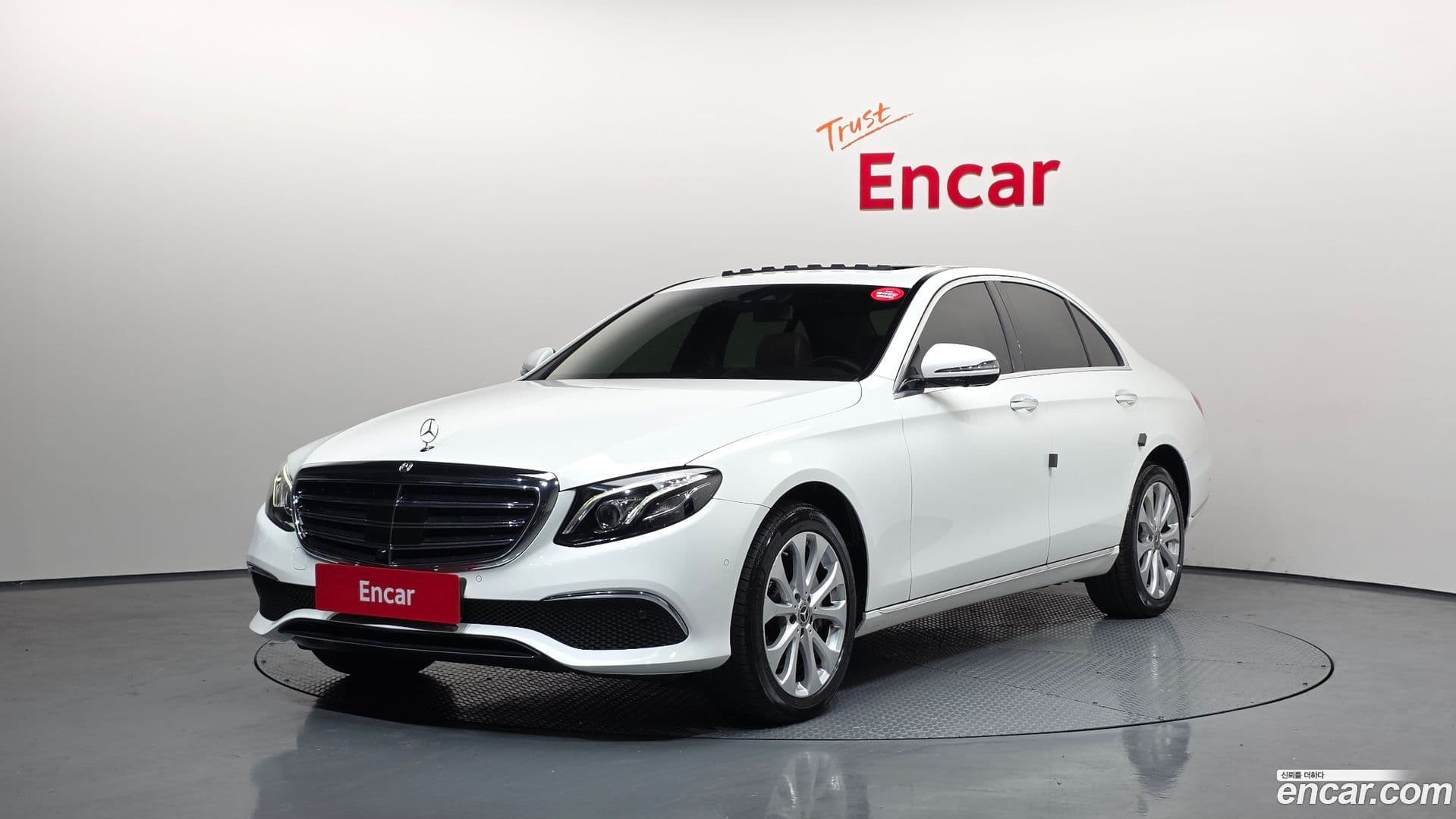 Main__Slider__Photo:E-Class Mercedes-Benz 2020.1-0
