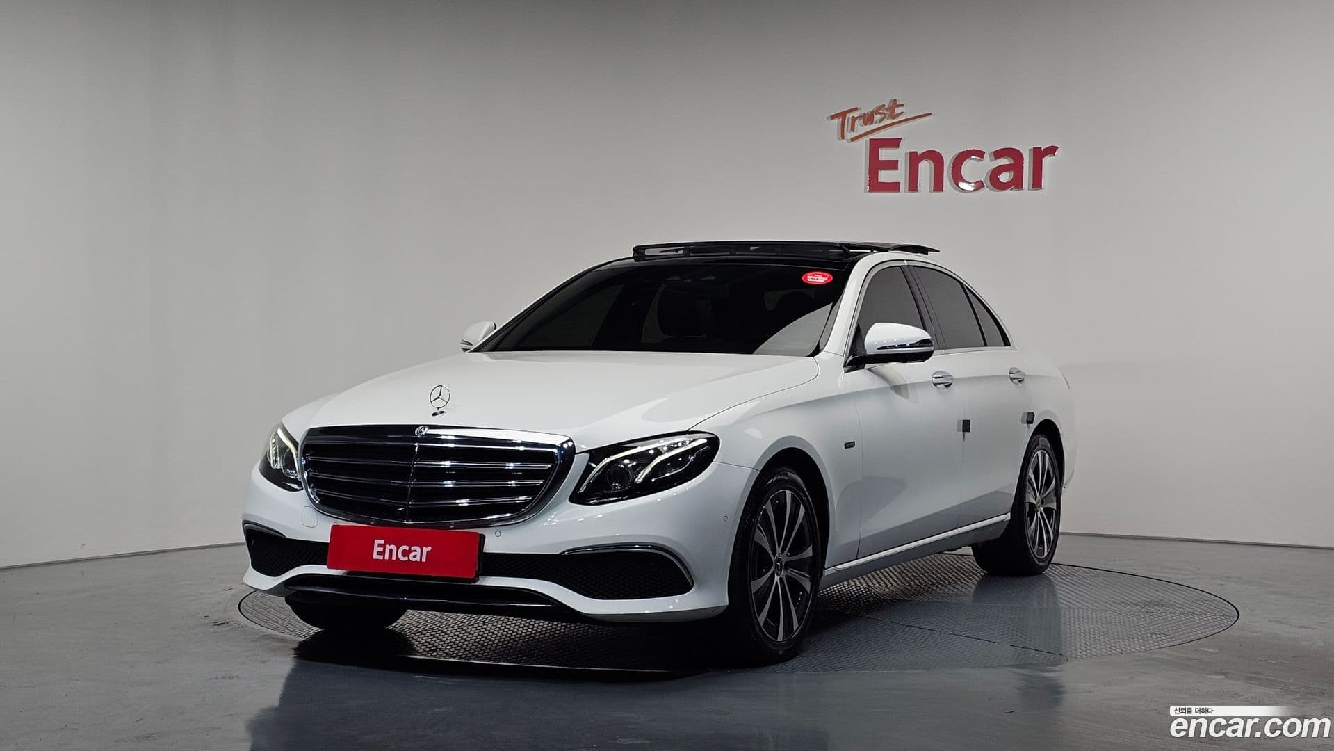 Main__Slider__Photo:E-Class Mercedes-Benz 2019.11-0